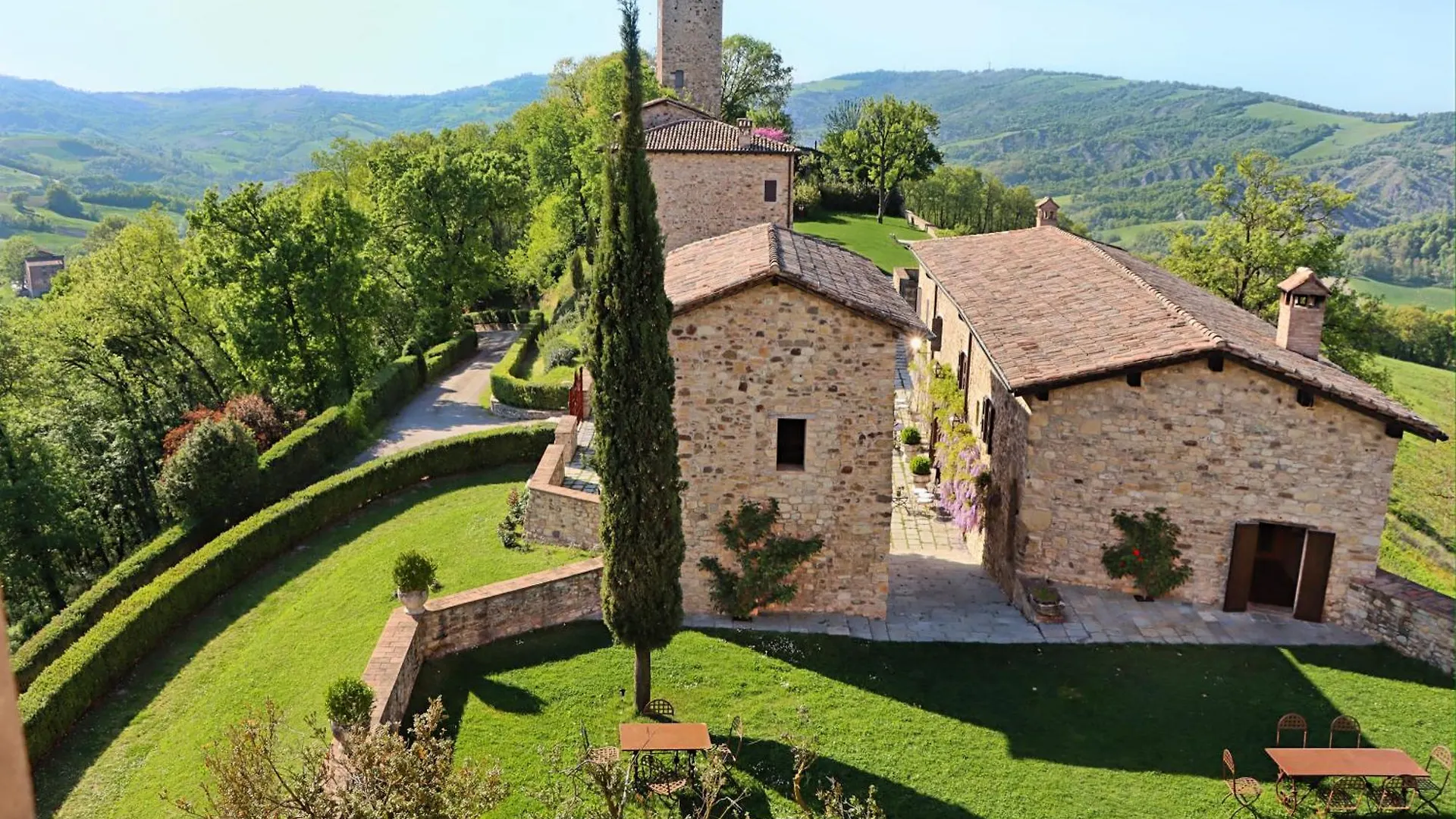 Castello Di Viano Villa Farm stay